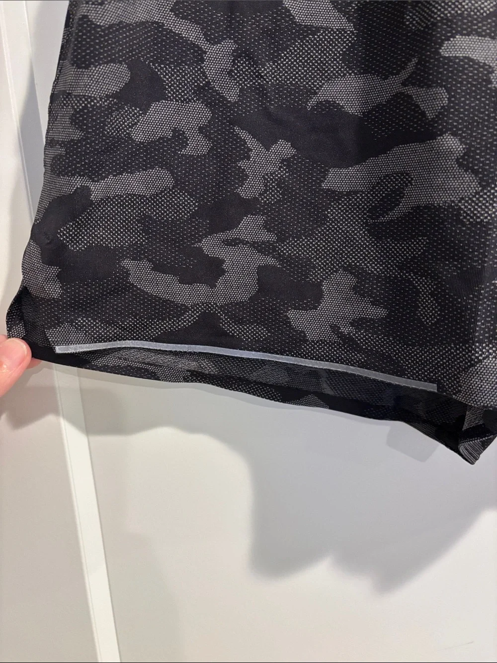 Lululemon Men’s Camo Looking Shorts Small - Picture 2 of 6